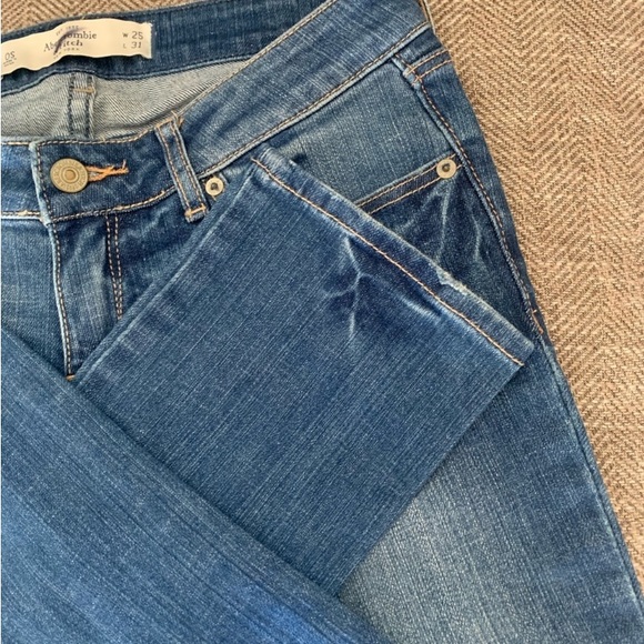 Excellent Preowned Condition Abercrombie and Fitch Skinny Jeans Size 25. - Picture 6 of 7